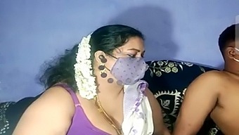 Soția Indiană Curbată Efectuează Plăcere Orală În Stare De Excitare
