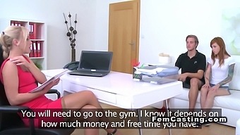 Η Κοκκινομάλλα Δείχνει Εξαιρετικές Ικανότητες Στο Βαθύ Λαιμό Κατά Τη Διάρκεια Της Ακρόασης