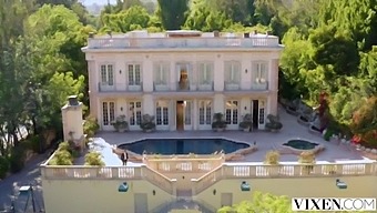 Η Καστανή Βόμβα Sophie Dee Ποθεί Έντονη Δράση Από Πίσω