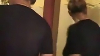 Fiul Adolescent Se Alătură Mamei În Baie