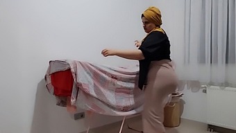 Sunt Obsedat De Fundul Voluptuos Al Mamei Mele Vitrege