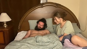 Η Άγρια Ατημέλητη Συνεδρία Βαθύ Λαρύγγι Της Μητριάς Με Έναν Καλά Προικισμένο Άντρα