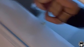 Η Μητριά Με Το Μεγάλο Στήθος Επιτρέπει Στη Lil' D Να Μπει Ενώ Ο Πατέρας Της Είναι Στη Δουλειά (Μέρος 1)