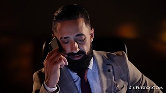 Η Γραμματέας Του Γραφείου Είναι Δεμένη Και Γαμημένη Στις Σκάλες