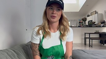 Η Barista Το Κάνει Με Μια Σκληρή Δουλειά Ενώ Ο Φίλος Της Είναι Στη Δουλειά.